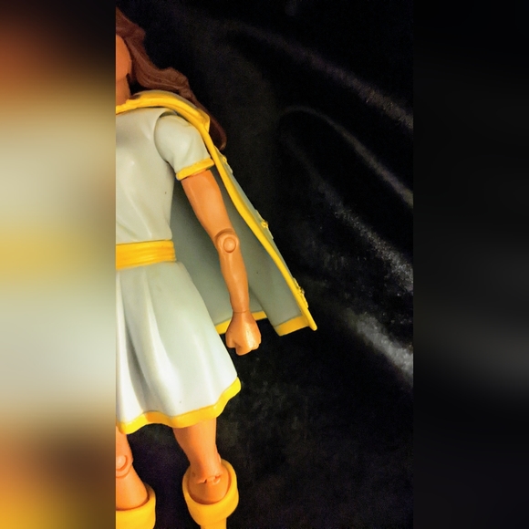 Mary Marvel DC Action Figure - Picture 3 of 6